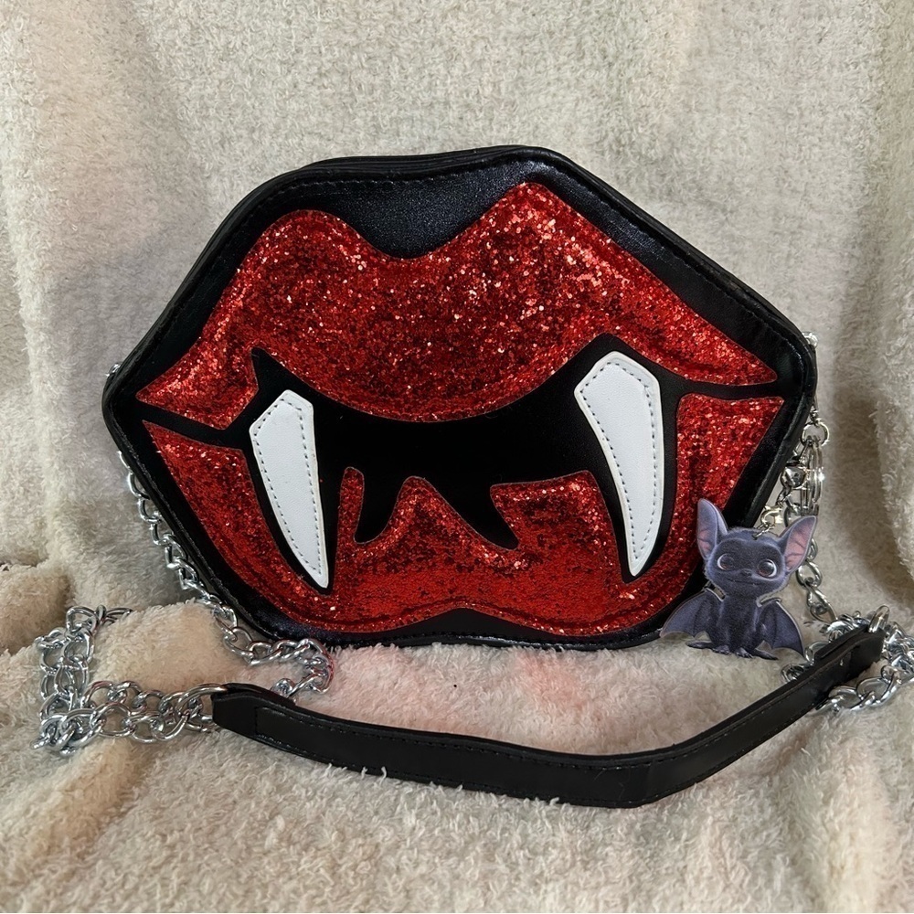 RED GLITTER VAMPIRE LIPS WITH FANGS AND BAT BAG CHARM HALLOWEEN GOTH PUNK NWOT
